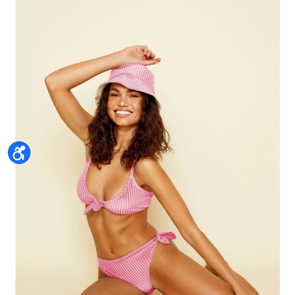 Dippin’ Daisy’s size M charisma bikini top. Pink Aura